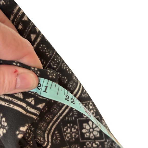 Hint of Mint Black and White Relaxed Graphic Blouse **see pics - Picture 4 of 9